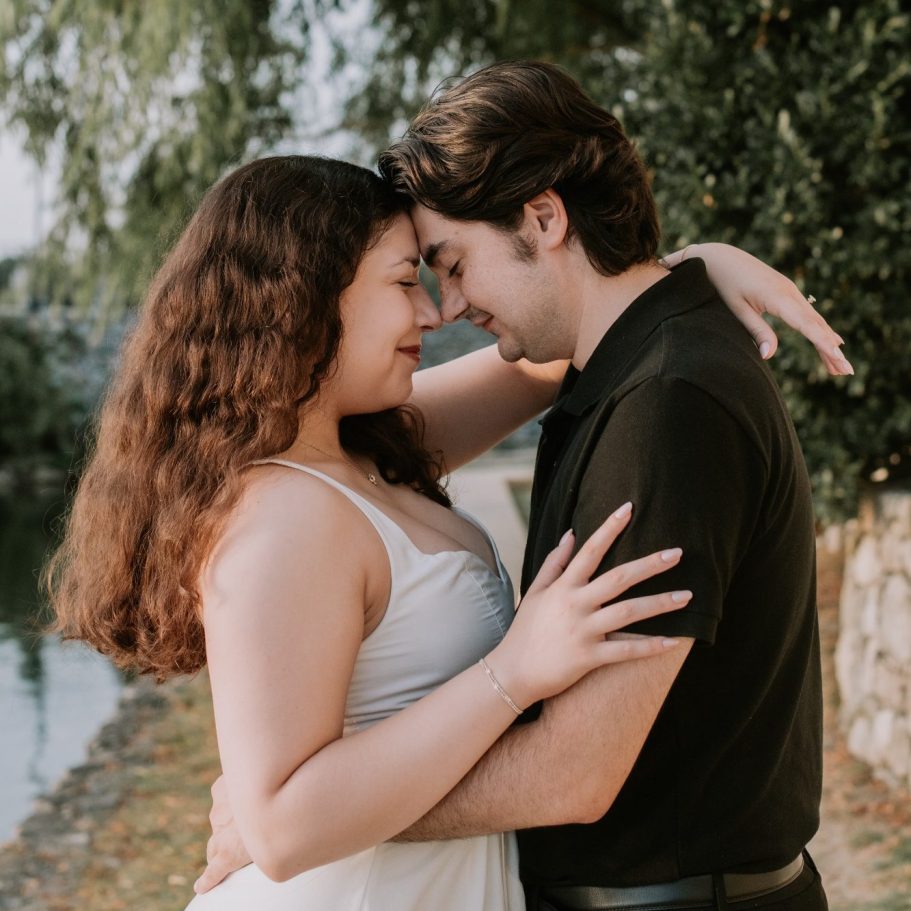 Austin family photographer capturing portraits at Mueller Lake Park